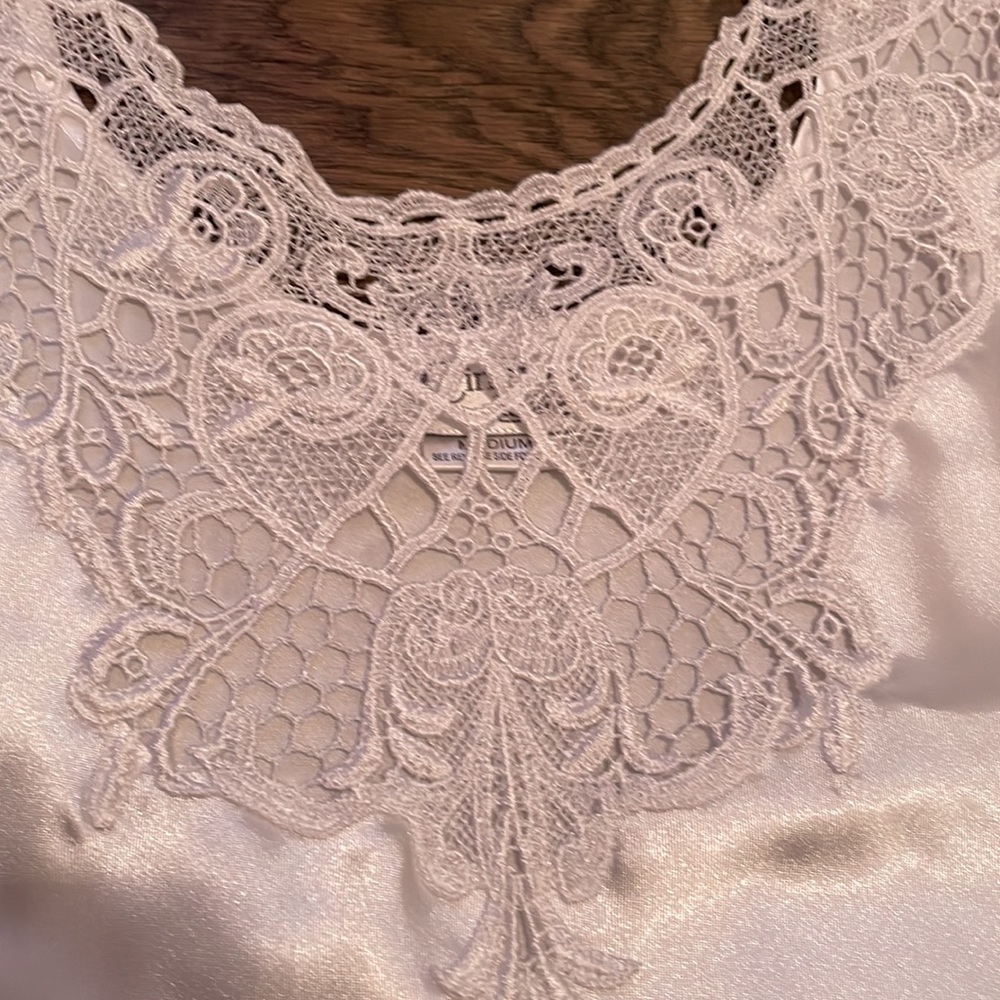White top - Picture 2 of 3